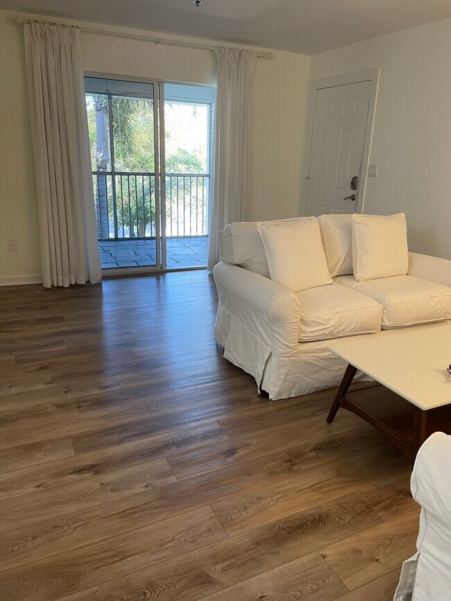 Building Photo - 800 S Golf Dr