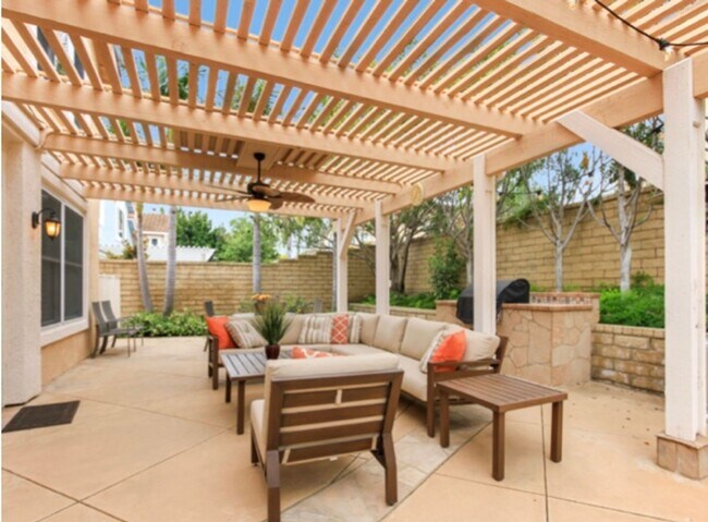 Building Photo - Large home near Camarillo High