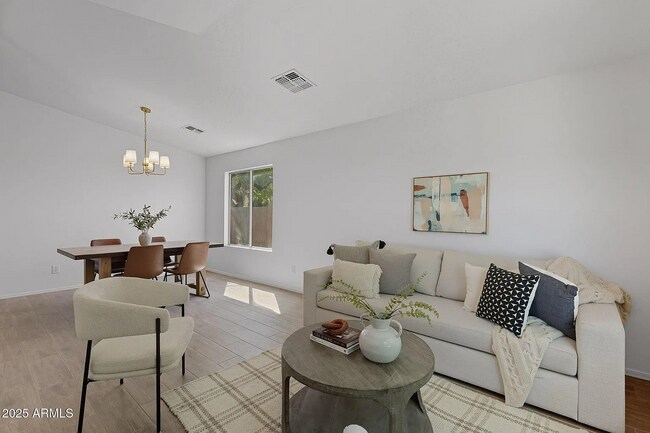 Foto del edificio - 2148 N Santiana Pl