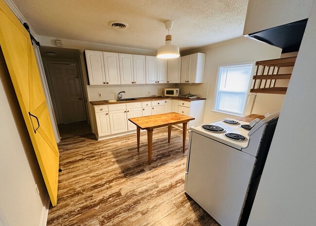 Foto del edificio - Well maintained home minutes from Uptown!