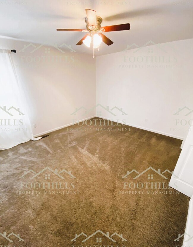 Building Photo - Charming and spacious 3-bedroom, 2-bathroo...