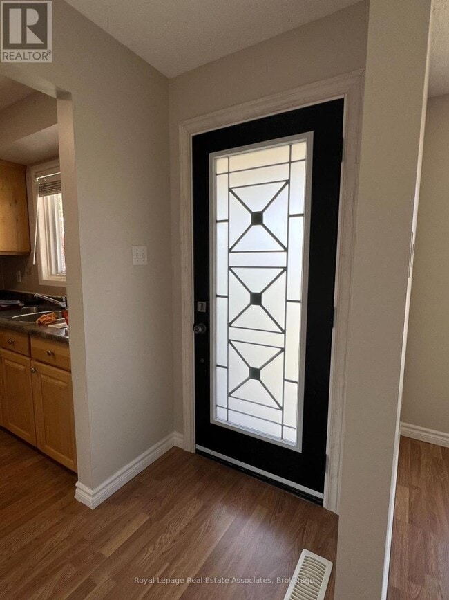 Building Photo - 86 Overlea Crescent