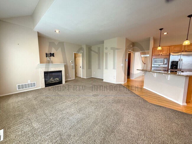 Foto del edificio - Beautiful Carnahan Crest Townhome