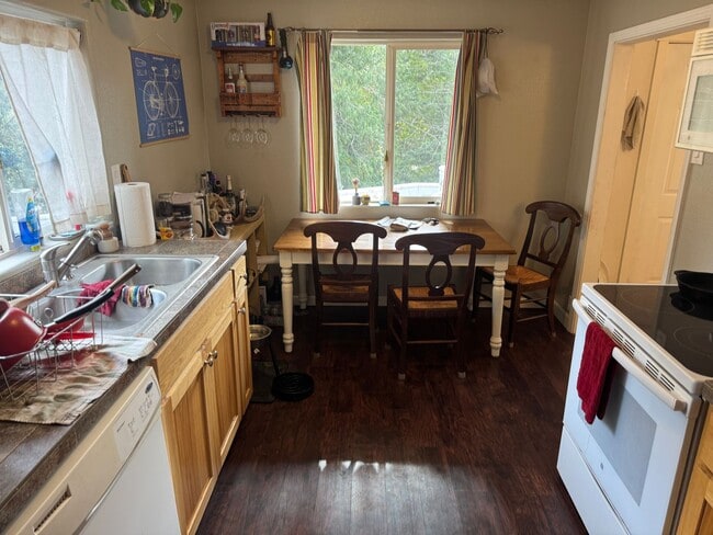 Building Photo - Great Single Level Home in Oakridge!