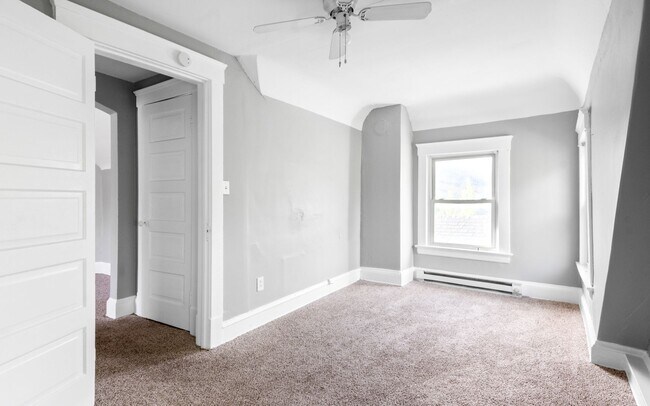 Building Photo - 1261 E 99th St