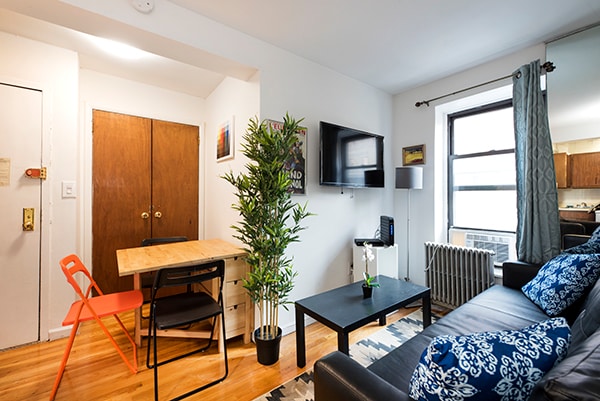 Primary Photo - 1220 Lexington Ave