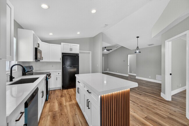 Foto del edificio - 351 NW 8th Ave