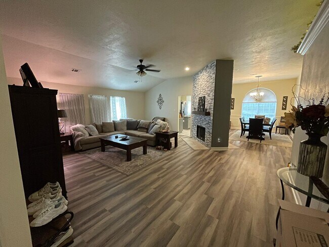 Foto del edificio - 4611 Silverlake Dr