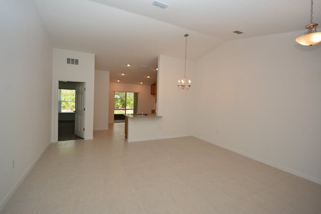 Foto del edificio - "Charming 3-Bedroom Duplex with Granite El...