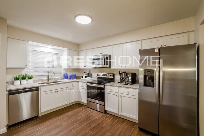 Building Photo - 1341 Sterling Oaks Dr