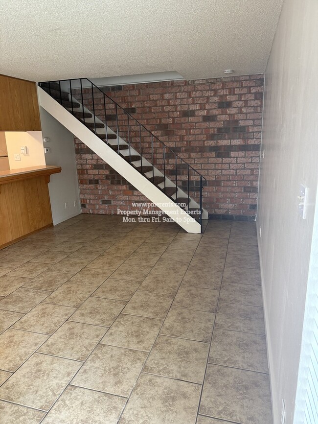 Building Photo - 1331 Pinetree Dr