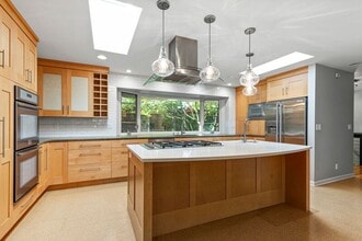 Building Photo - 2640 SW Vista Dr