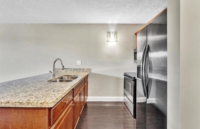 Building Photo - 2701 Riverside Dr