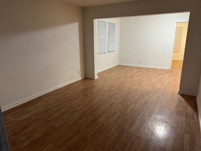 Building Photo - 274 Wrexham Ave