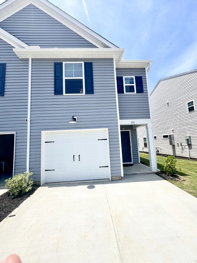 Foto del edificio - Brand new townhome - Perfect for students or families