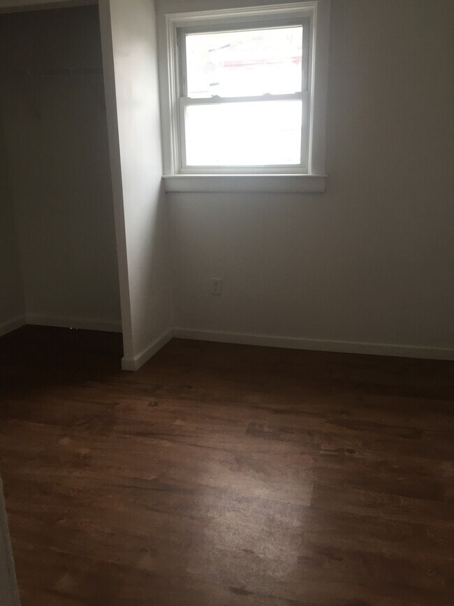 Building Photo - Available Now! 5 Bedroom 1.5 Bath House-Yo...