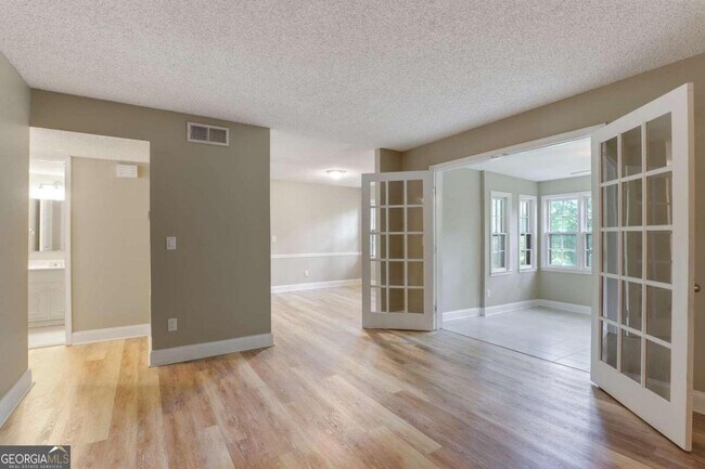 Foto del edificio - 196 Triumph Dr NW