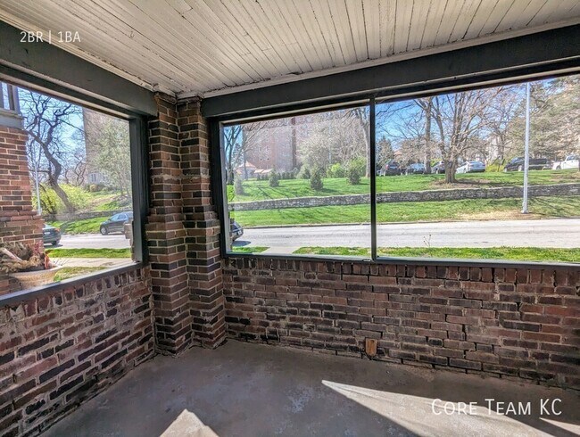 Building Photo - 2 Bedroom at 5007 Wyandotte in South Plaza
