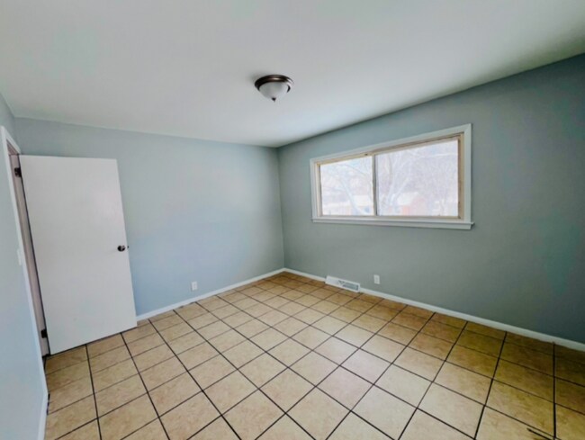 Building Photo - 5944 N 61st St