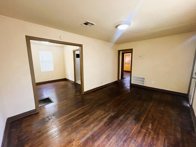 Building Photo - 717 Ne 25, 2bed, 1bath