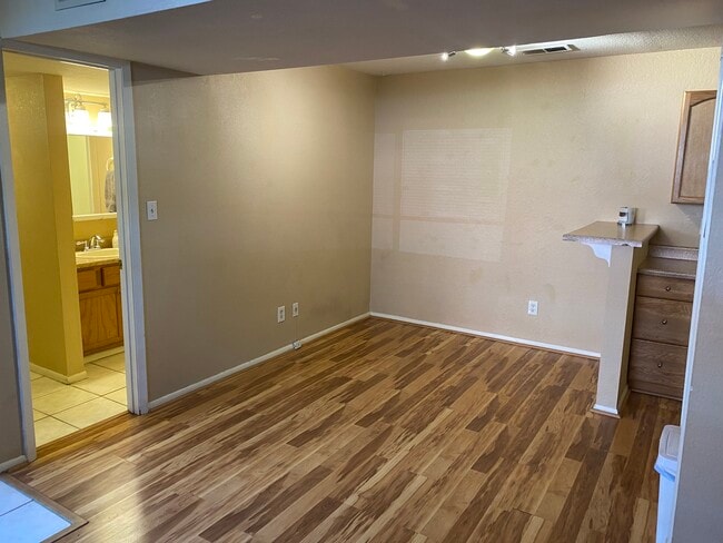 Dining room with serving bar - 5300 E Cherry Creek South Dr
