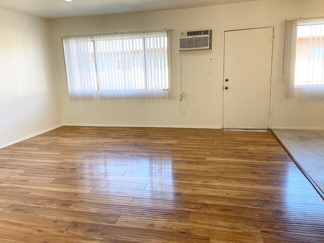 Foto del edificio - 8145 Langdon Ave