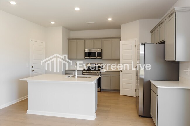 Building Photo - 16907 Whispering Pnes Dr