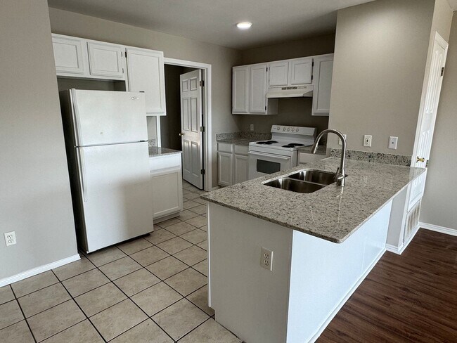 Foto del edificio - Just off Campus 8/15 Move In!
