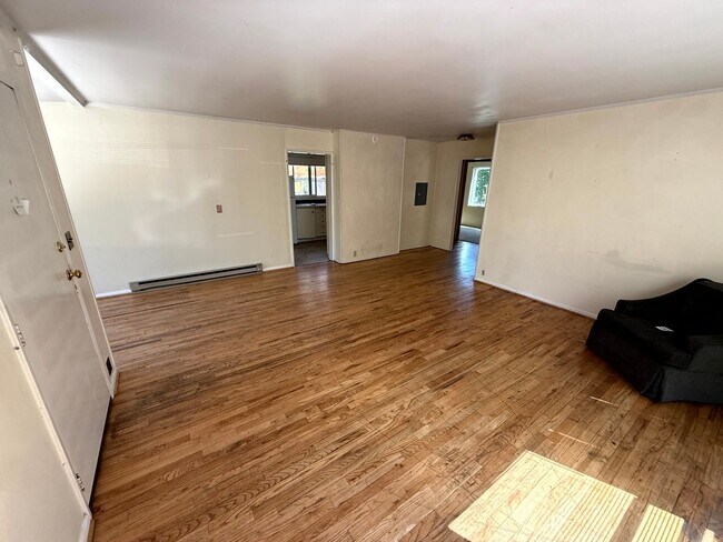 Building Photo - 3 Bedroom Duplex Close to U of O Campus