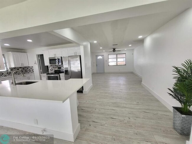 Building Photo - 220 NW 25th Ct