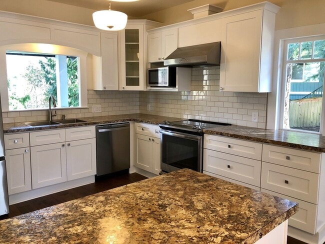 Building Photo - Remodeled 2 Bedroom 1 Bath Home in Downtow...