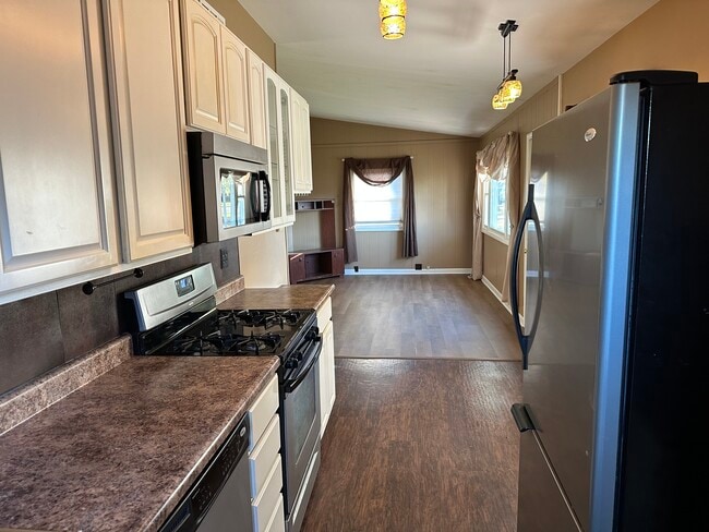 Cocina con vistas al salón - 559 Fairview St