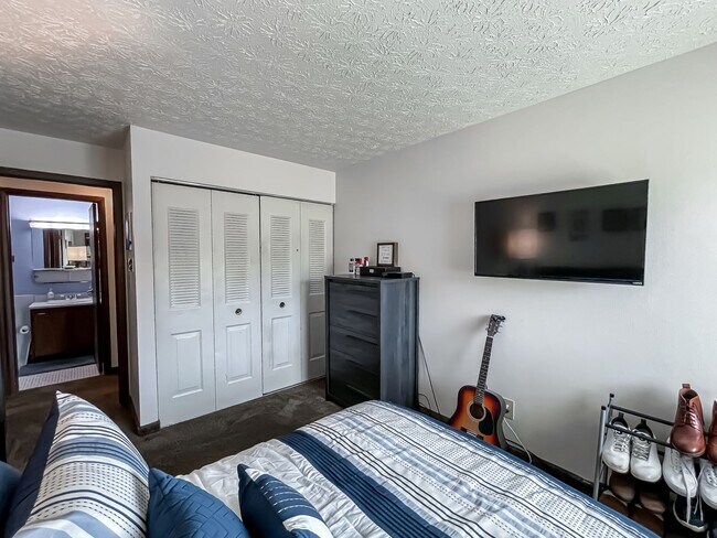 Foto del edificio - Newton Village Apartments