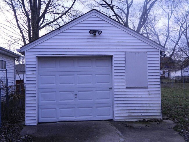 Building Photo - 8811 Farmbrook St