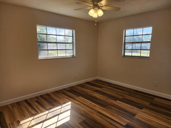 Foto del edificio - Updated Duplex Apartment in Central Gulfport!
