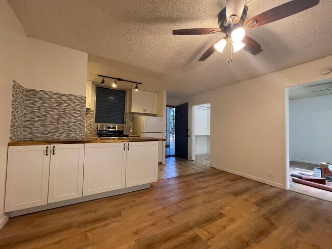 Foto del edificio - 1 Bed / 1 Bath at University Court, directly across from UH Manoa.