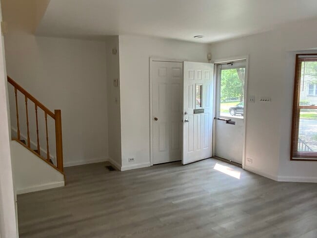 Building Photo - 1610 W 103rd St