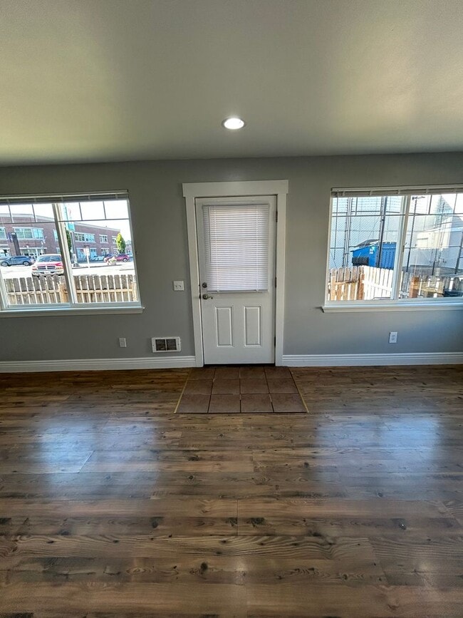 Foto del edificio - 3 Bed 1 Bath SFR Pet Friendly Home Downtow...