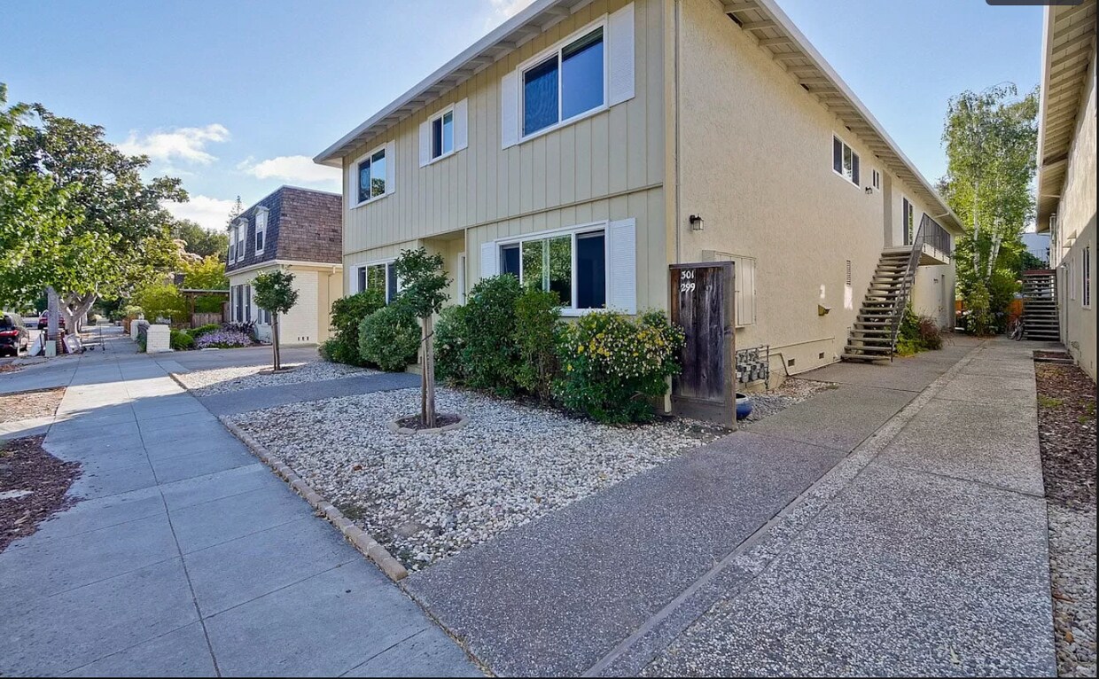 Primary Photo - 299 College Ave