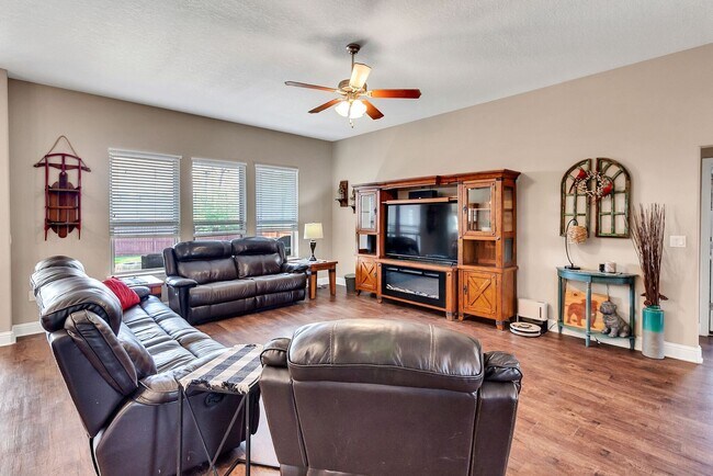 Foto del edificio - 4 Bedroom in CRESTVIEW!!
