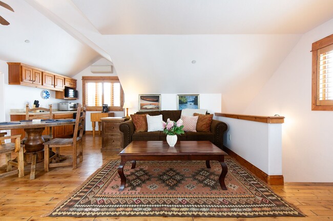 Building Photo - Fully Furnished Loft Near Hyalite