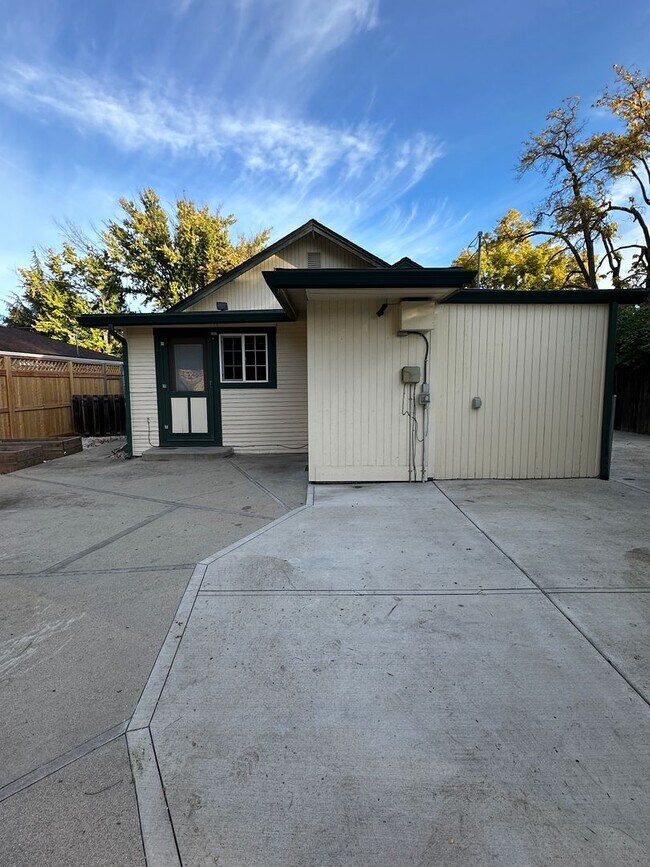 Building Photo - ****BEAUTIFUL HOME JUST WAITING FOR YOU****