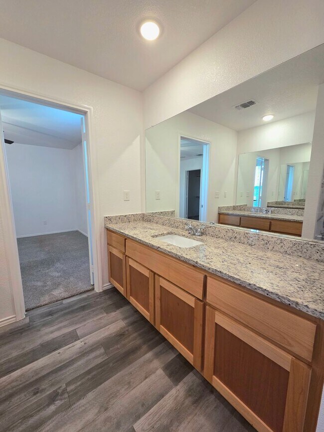 Building Photo - AVAILABLE NOW!! (SECTION 8 ACCEPTED)