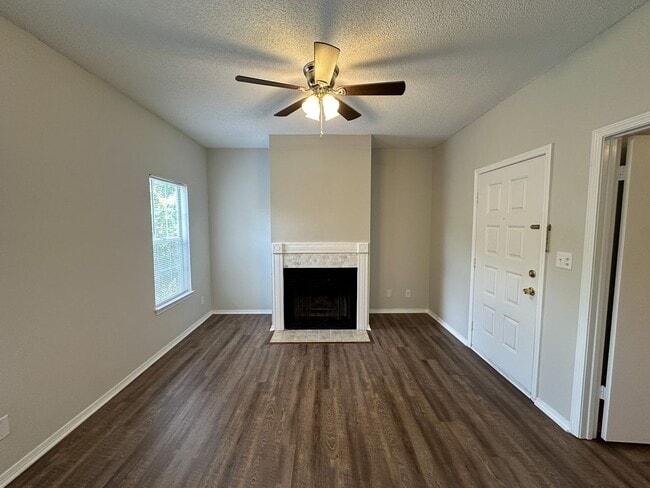 Building Photo - Recently renovated 1 bedroom 1 bath condo for rent in Riverwalk!