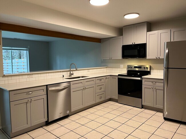 Building Photo - 3 Bed, 2 Bath Home- Fenced Back Yard!