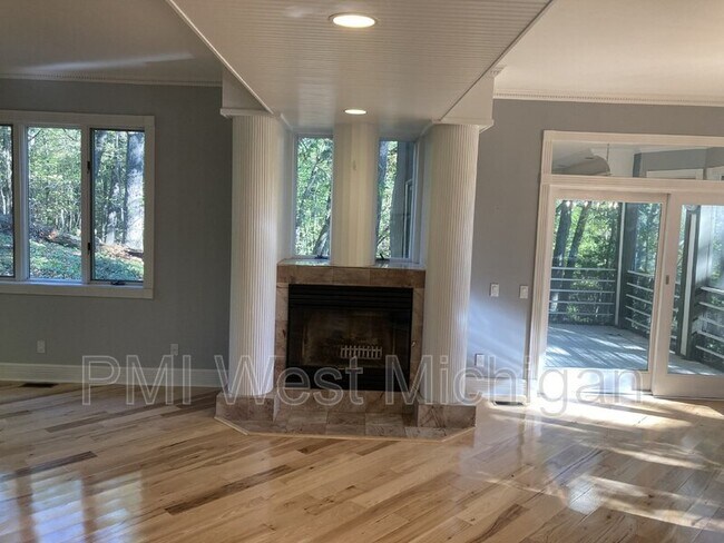 Building Photo - 6803 Blue Ridge Dr NE