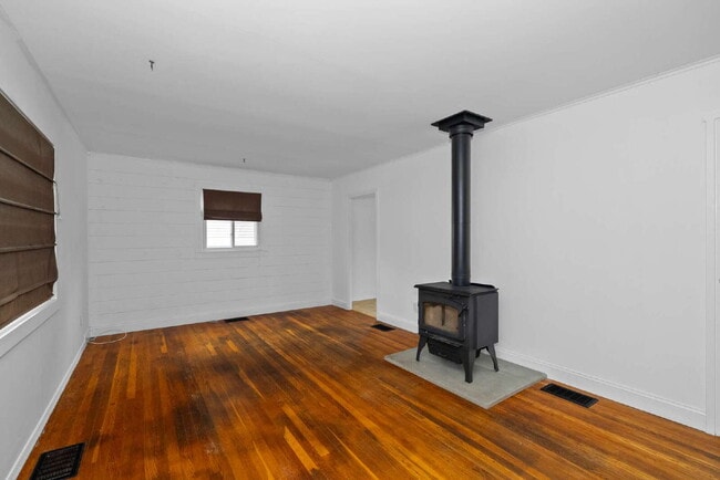 Building Photo - Spacious Single-Family Home with Versatile Living Spaces