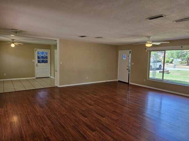 Foto del edificio - 4/2 (Madison Park) Nice home in quiet neighborhood