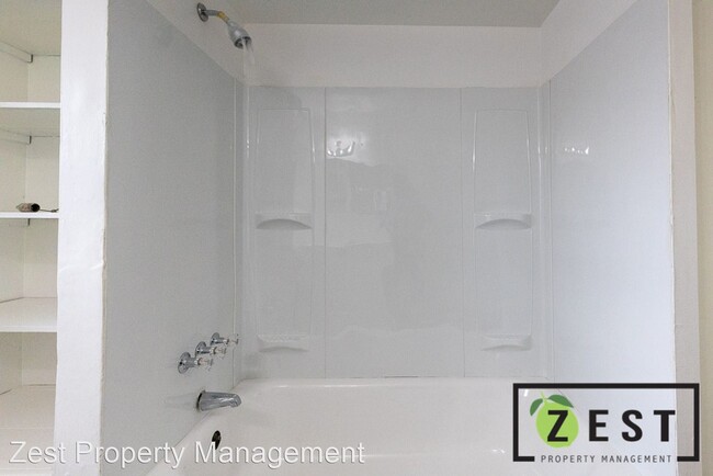 Building Photo - 2 br, 1 bath Apartment - 15452 Greenfield ...