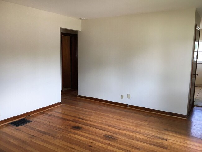 Building Photo - **2-BEDROOM HOUSE W/ DETACHED GARAGE IN BE...